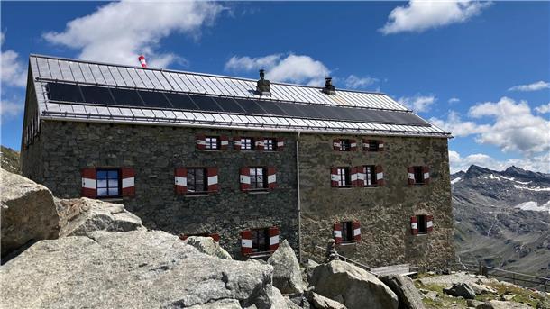 Klimakrise am Berg: Würmer fürs Hütten-Klo und Einfachheit Die Neue Prager Hütte stand früher nah am Gletscher.