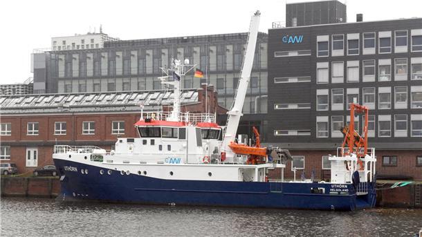 Am Methanol-Antrieb hakt‘s: Neues AWI-Forschungsschiff „Uthörn“ hat Probleme Uthörn am Liegeplatz beim AWI