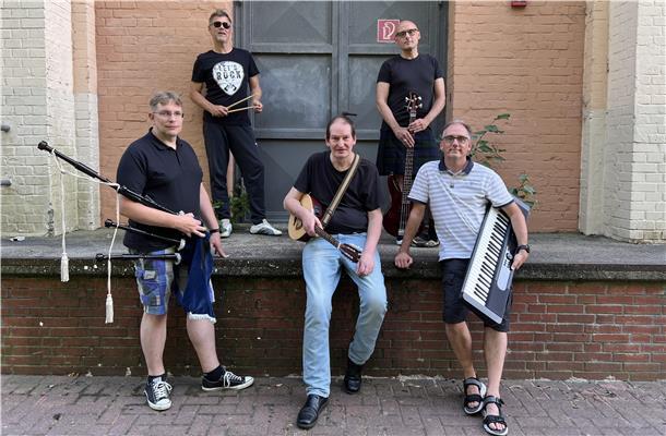 Die neue Zusammensetzung der Celtic Rock Band Callanish: Tobias Vollmer (von hinten links), Jürgen Tschimmel, Sven Altenbeck, Michael Sgryska und Rickmer Claassen.