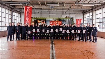 Die Neueinstellungen, die Ernannten, der Personalrat der Feuerwehr und Führungskräfte der Feuerwehr Bremerhaven auf einem gemeinsamen Gruppenfoto im Nachgang der Veranstaltung.