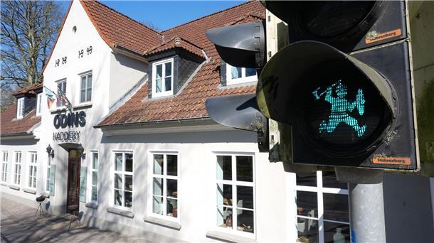 Wikinger rennt, Wikinger steht Die neuen Ampelmännchen passen zum Wikingerdorf Haithabu.