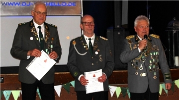 Die neuen Ehrenmitglieder der Schützengesellschaft Selsingen Hans-Hinrich Mai (Mitte) und Rolf Viebrock (links) mit Präsident Bernd Schleßelmann.