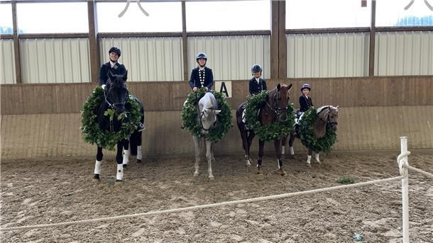 Die neuen Königinnen des Reitvereins Sellstedt (von links): Ina von Hasseln, Ella Bullwinkel, Rica Henken und Hedda Tiencken.