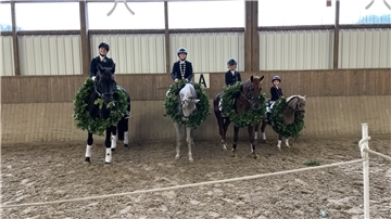 Die neuen Königinnen des Reitvereins Sellstedt (von links): Ina von Hasseln, Ella Bullwinkel, Rica Henken und Hedda Tiencken.
