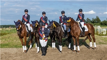 Die neuen Kreismeister der Wesermarsch in der Mannschaftsdressur: Cyra Bruns,Giannina Mammone, Kathrin Müller, Aukje Poelmann und Lorina Spekker vom RV Ovelgönne.
