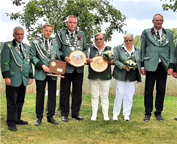 Die neuen Majestäten des Schützenvereins Bexhövede (v. links): Stefan Pläge (1. Vorsitzender), Torge Plate (Sportleiter), Thomas Rosche (König), Lucia Meyer-Kölbl (Königin), Magret Zemke (Vizekönigin) und Andreas Kallenberg (Vizekönig).
