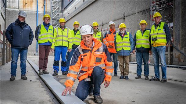 Die neuen Schienen liegen am Grund der Kaiserschleuse, auf ihnen wird das Tor hin und herfahren. Bremenports-Ingenieur Lutz Jankowsky zeigt Lesern der NORDSEE-ZEITUNG die Baustelle.