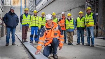 Die neuen Schienen liegen am Grund der Kaiserschleuse, auf ihnen wird das Tor hin und herfahren. Bremenports-Ingenieur Lutz Jankowsky zeigt Lesern der NORDSEE-ZEITUNG die Baustelle.