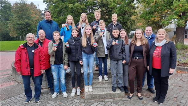 Die neuen Schulbusbegleiter am Gymnasium Brake mit (von links) Hartmut Köhler (VBW), André Gieschen (Allerbus), Andreas Jung (VBW), Mandy Henkel (projektbetreuende Lehrerin), Sebastian Jacobs (VBW) und Schulleiterin Silvia Warns.