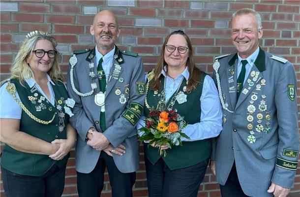 Barkhausens Vizemajestäten sind Geschwister Die neuen Würdenträger des Schützenvereins Barkhausen: (von links) Herbstmeisterin und amtierende Schützenkönigin Carmen Aldag, Herbstmeister und Vizekönig Karl Schröter, Vizekönigin Marion Blanken sowie Cord Schöning.