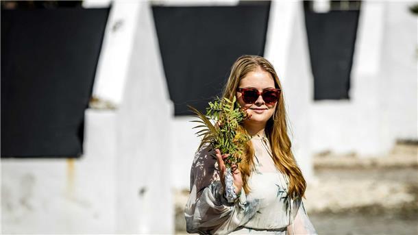 Oranje-Prinzessin Amalia in der Karibik Die niederländische Kronprinzessin Amalia im karibischen Teil des Königreiches Bonaire vor historischen Sklavenhütten.