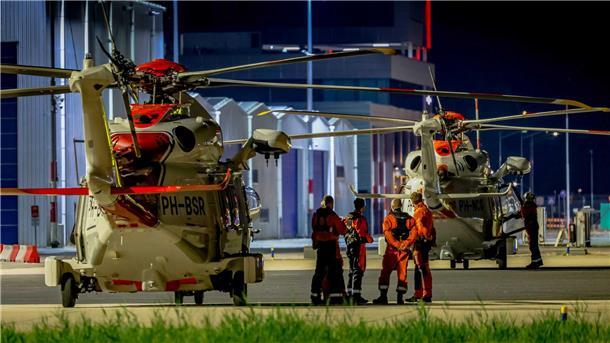 Autofrachter „Fremantle Highway“ brennt immer noch - direktes Löschen ist gefährlich Die niederländsiche Küstenwache hat zwei Hubschrauber im Einsatz, um die Lage auf der „Fremantle Highway“ unter Kontrolle zu behalten.