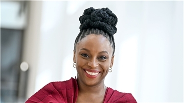 Die nigerianische Schriftstellerin Chimamanda Ngozi Adichie am Rande einer Museumseröffnung in Berlin.