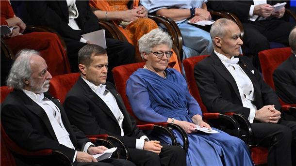 Die Nobelpreisträger für Physik, Pierre Agostini (l-r), Ferenc Krausz, und Anne L’Huillier sowie Moungi Bawendi, einer der Nobelpreisträger für Chemie, in Stockholm.