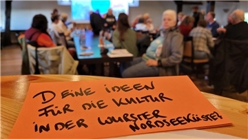 Die noch junge "Kulturrunde" der Gemeinde Wurster Nordseeküste ist im Alten Pastorenhaus in Misselwarden auf breite Resonanz gestoßen - bei Kulturschaffenden genauso wie bei Kulturvermittlern.