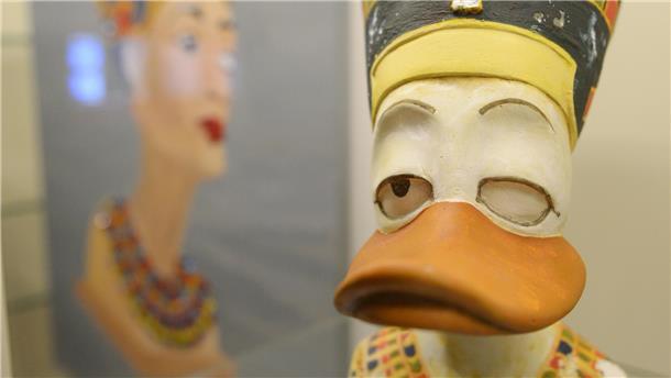 Büste der Nofretete als Comic-Figur
