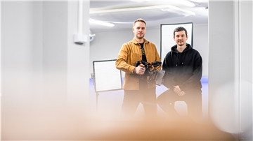 Die norddeutschen Filmemacher Sebastian Mannchen (30, links) und Leroy Bentley (29) in ihrem Studio in Altenwalde. Die beiden haben die achtteilige Filmreihe „Geestemünde tanzt“ gefilmt.