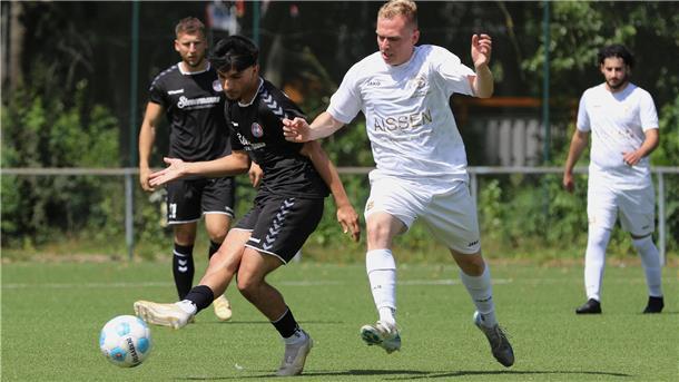 Aufsteiger 1. FC Nordenham kann den geglückten Saisonauftakt perfekt machen 1. FC Nordenham gegen FC Rastede in der Fußball-Bezirksliga mit Niklas Weers (Zweiter von rechts)