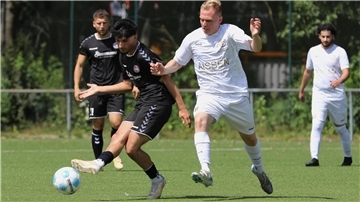 1. FC Nordenham gegen FC Rastede in der Fußball-Bezirksliga mit Niklas Weers (Zweiter von rechts)
