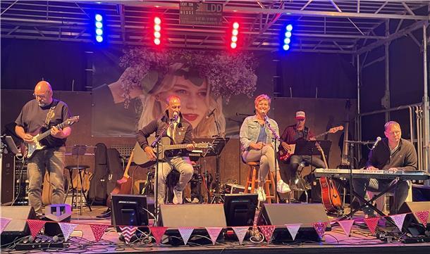 Trotz Besucherrückgangs: Rundum positives Fazit von Landpartie in Nordenham Die Nordenhamer Band 3T4Coffee lieferte die passende Musik für einen chilligen Abend im Friedeburgpark.