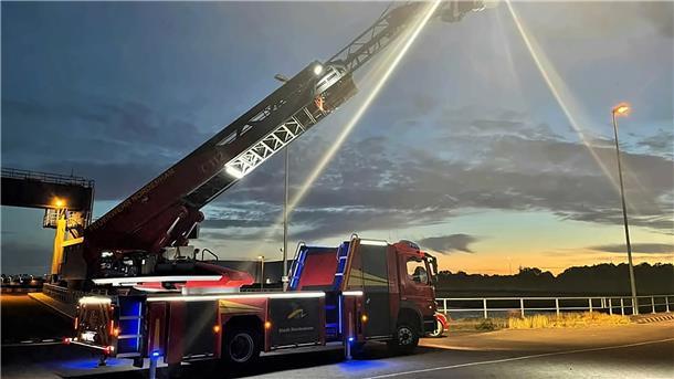 Die Nordenhamer Feuerwehr leuchtete am Donnerstagabend vom RoRo-Anleger auf dem Airbus-Gelände die Weser aus.