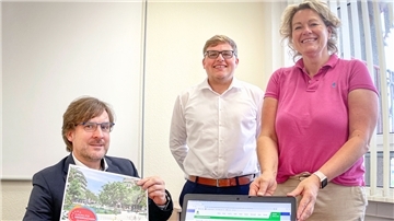 Die Nordenhamer Firma Gridventures mit ihrer Marke J&P Media Labs wird die Händler und Gastronomen beraten. Geschäftsführer Julian Schwuchow (Mitte) nahm im Rathaus nun von Bürgermeister Nils Siemen den Auftrag entgegen. NMT-Geschäftsführerin Ilona Tetzlaff betreut die Digitalisierungsoffensive für die Stadt.