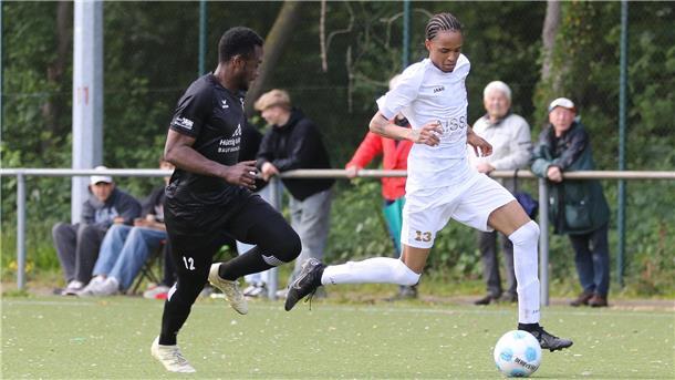 Fußballspiel des 1. FC Nordenham mit Andres Felipe Rosas Mosquera