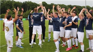 1. FC Nordenham feiert Kreispokalsieg.