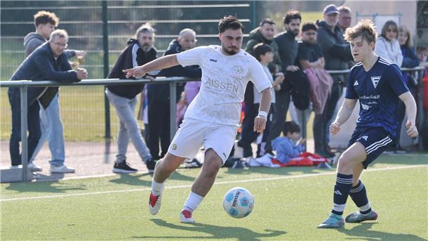 Eine Spielszene aus dem Fußball-Kreisligaspiel 1. FC Nordenham gegen Wilhelmshavener SC Frisia II mit Alican Alkan.