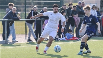 Eine Spielszene aus dem Fußball-Kreisligaspiel 1. FC Nordenham gegen Wilhelmshavener SC Frisia II mit Alican Alkan.