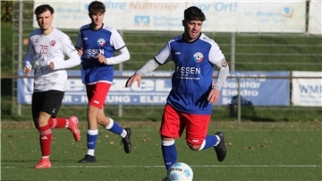 Bei Spitzenreiter Stenum ist der 1. FC Nordenham in allen Belangen unterlegen Fußballspiel des 1. FC Nordenham mit Mehmet-Emin Acar (rechts)