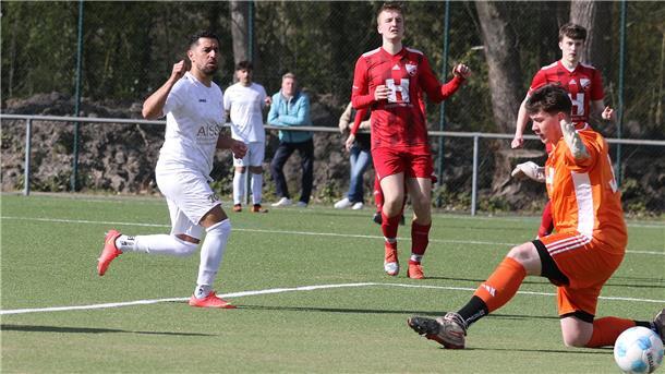 Der 1. FC Nordenham mit Spielertrainer Mehmet Ari spielt in der Fußball-Kreisliga gegen den TV Metjendorf.