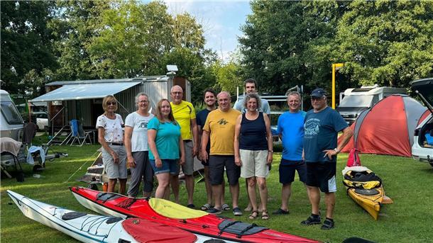 Gruppe mit Kajaks im Vordergrund