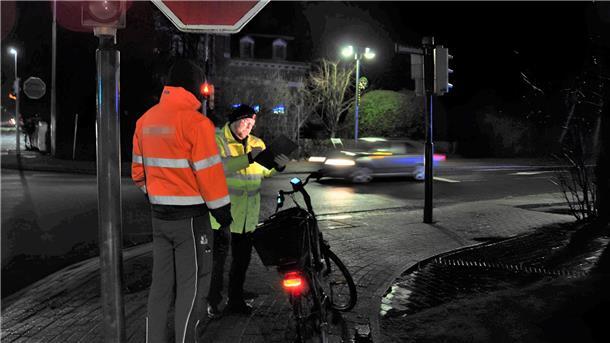 Radfahrer leben gefährlich: Nordenhamer Polizei kontrolliert und klärt auf Die Nordenhamer Polizei hat am Mittwochmorgen zahlreiche Fahrradfahrer kontrolliert. Der Polizeibeamte Daniel Schönig macht auf unserem Foto eine Mängelliste fertig. Die Karte bekommt der Verkehrsteilnehmer, dessen Rad Mängel aufweist. Sind die Mängel behoben, zeigt derjenige das Fahrrad beim Polizeikommissariat vor, und der Fall ist erledigt.
