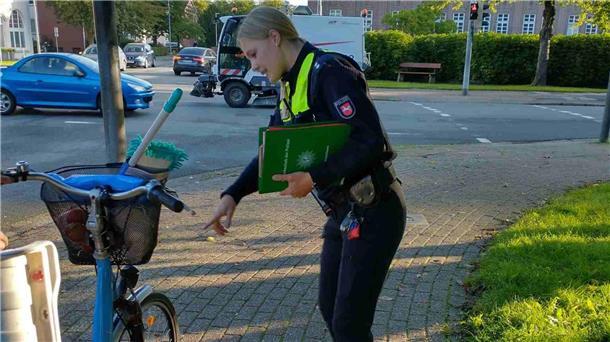 Kontrolle eines Fahrrads durch die Polizei