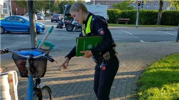Kontrolle eines Fahrrads durch die Polizei