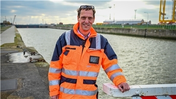 Die Nordschleuse wurde vor neun Jahrzehnten gebaut und ist noch immer eine der größten in Europa. Lutz Jankowsky ist bei Bremenports Leiter für technische Anlagen und begeistert, wie zuverlässig die alte Mechanik noch läuft.