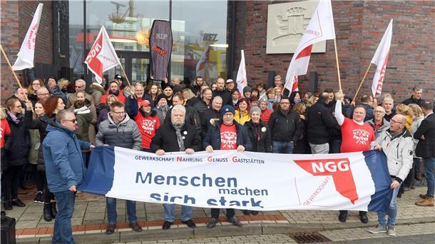 Die „Nordsee“-Betriebsräte demonstrieren in Bremerhaven.
