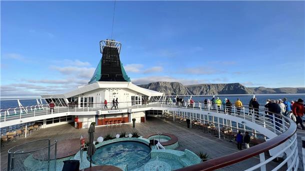 Kurs Bremerhaven: So läuft der letzte Abend auf der „Artania“ Die norwegischen Berge als Hintergrundkulisse. Hier kann man es am Heck der "Artania" sehr gut aushalten.