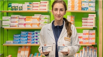 Apothekerin Gharam Alkassam aus der Sander-Apotheke in Lehe zeigt ein Asthmaspray aus Spanien. 