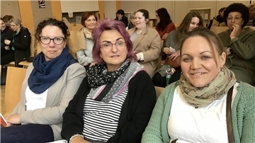 Die Kita-Situation in Bremerhaven macht auch diesen Müttern seit langem zu schaffen. Darum sind (von links) Christina Kuck, Ute Woischneck und Beeke Koop zur Podiumsdiskussion der Zentralelternvertretung ZEV und Sprechern der politischen Parteien am DLZ gekommen.