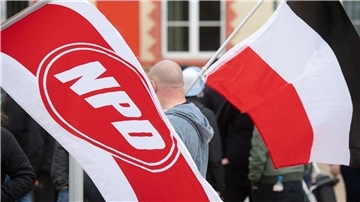 Die NPD, heute Die Heimat, wird von der Parteienfinanzierung ausgeschlossen.