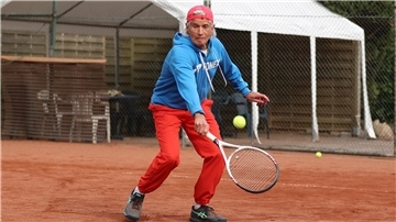 Andreas Hillmann vom TK Nordenham spielt Tennis