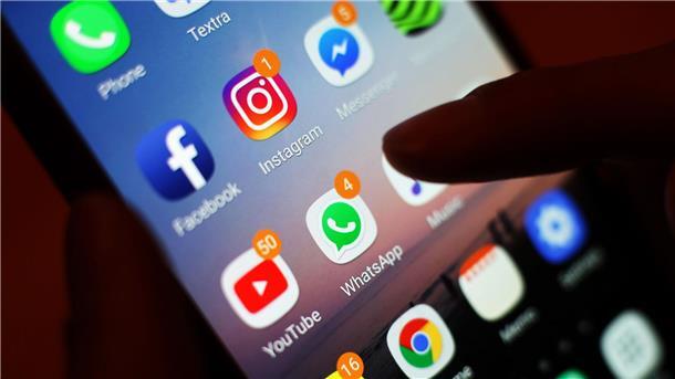 Tipps für einen gesunden Umgang mit digitalen Medien Ein Smartphone-Display mit vielen Icons sozialer Medien