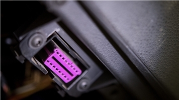 Die OBD2-Schnittstelle befindet sich meist unterhalb des Lenkrads im Fußraumbereich unter einer Abdeckung. Hier sollen die Gadgets angeschlossen werden.