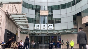 Die öffentlich-rechtliche Rundfunkanstalt BBC wird 100.