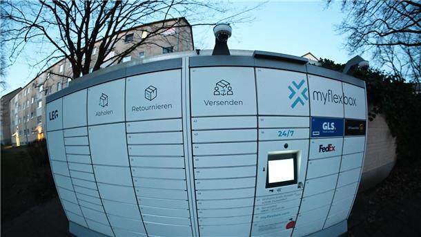 Paketbranche setzt auf Automaten - DHL peilt Verdopplung an Die österreichische Firma myflexbox betreibt Automaten, in denen Paketfirmen ihre Sendungen zwischenlagern können. Auch myflexbox will stark expandieren.