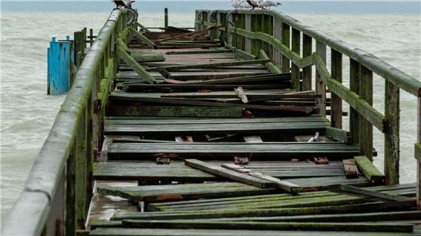 Die ohnehin baufällige Seebrücke in Sassnitz wurde von den Wellen stark beschädigt.