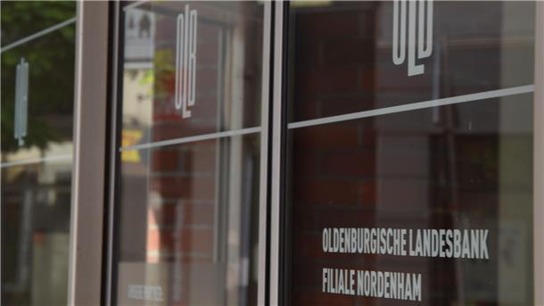 Eingangstür einer Bankfiliale