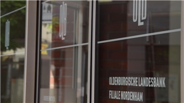 Eingangstür einer Bankfiliale